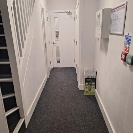 Deluxe Single Room Only For One Adult Northolt  المظهر الخارجي الصورة
