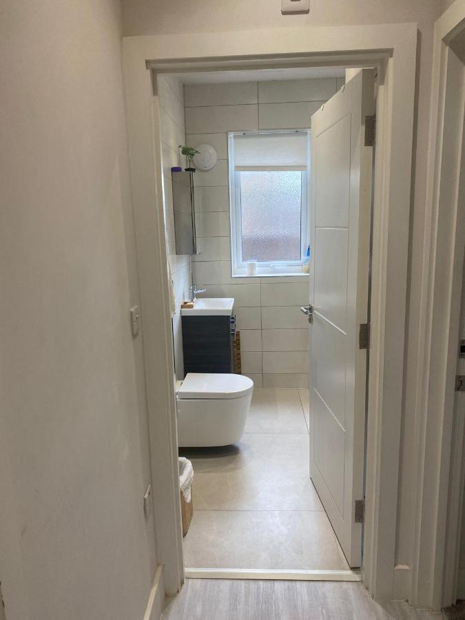 Deluxe Single Room Only For One Adult Northolt  المظهر الخارجي الصورة