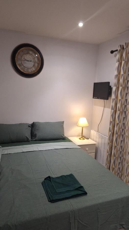 Deluxe Single Room Only For One Adult Northolt  المظهر الخارجي الصورة