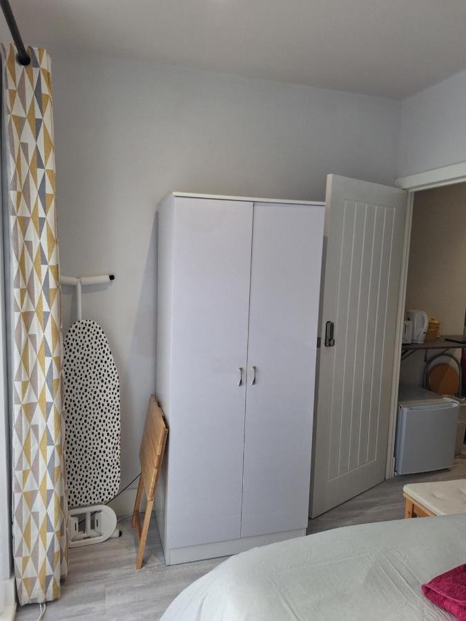 Deluxe Single Room Only For One Adult Northolt  المظهر الخارجي الصورة