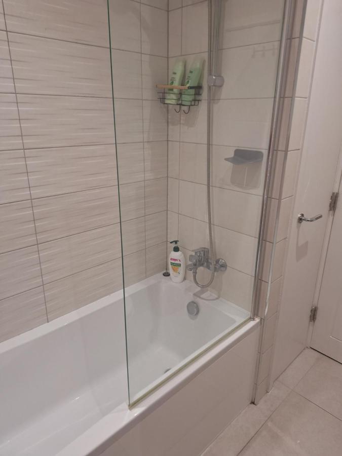 Deluxe Single Room Only For One Adult Northolt  المظهر الخارجي الصورة